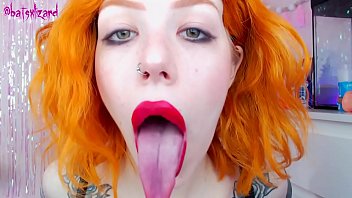 Порно видео Рыжая сучка готовит свой рот для глубокий минетов